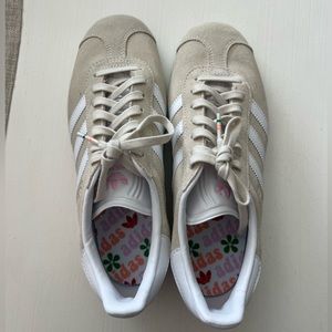 adidas gazelle sneaker size 7 - off white cloud white